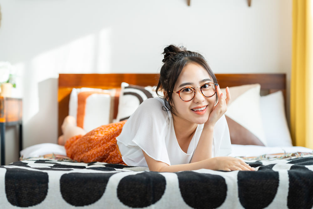 部屋でメガネをかけた女性