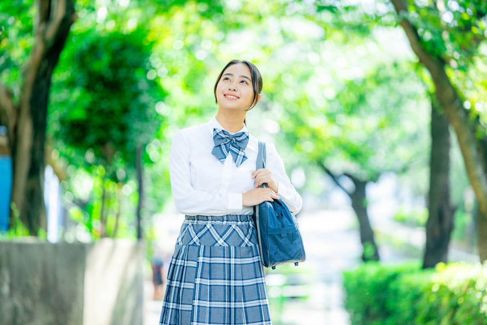 屋外で笑顔の女性
